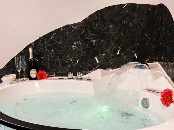 Comfort Zone Naples : photo 2 de la chambre suite lit queen-size avec baignoire spa
