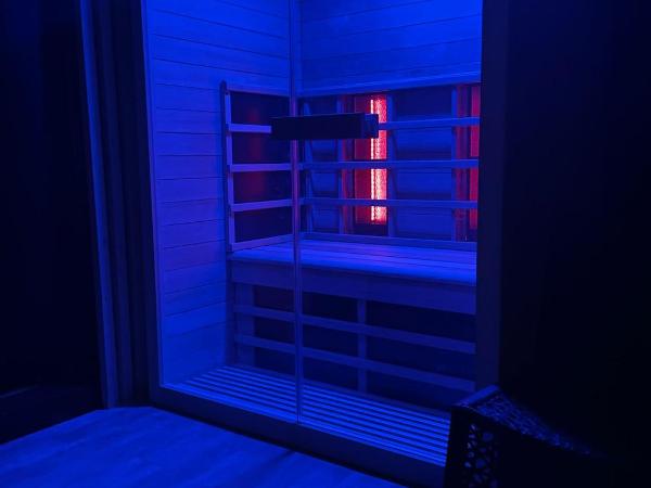 La suite Grenoble spa jacuzzi et sauna privatif : photo 9 de la chambre suite deluxe avec baignoire spa
