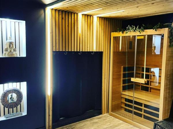 La suite Grenoble spa jacuzzi et sauna privatif : photo 10 de la chambre suite deluxe avec baignoire spa