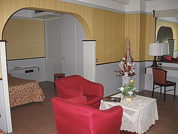 Hotel Maxim : photo 1 de la chambre chambre quadruple classique