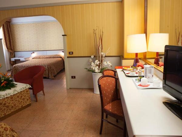 Hotel Maxim : photo 2 de la chambre chambre quadruple classique