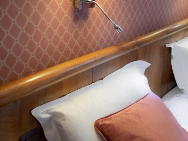 Hotel de Charme La Bonne Adresse : photo 4 de la chambre chambre double ou lits jumeaux avec salle de bains privative