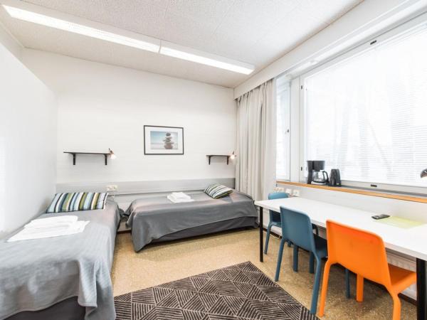 Forenom Hostel Espoo Otaniemi : photo 2 de la chambre chambre triple basique avec salle de bains commune