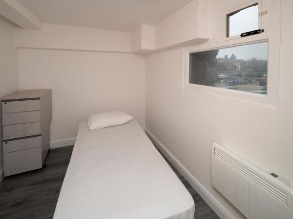 Harbourside Hostel Bristol : photo 1 de la chambre chambre simple avec toilettes et douche communes
