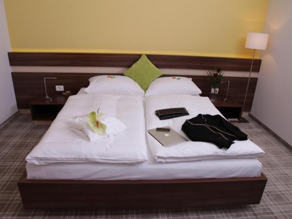 Primus Hotel & Apartments : photo 1 de la chambre chambre double avec douche accessible en fauteuil roulant - accessible aux personnes à mobilité réduite