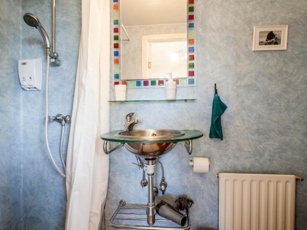 Grótta Northern Lights - Apartment & Rooms : photo 2 de la chambre chambre quadruple Économique avec salle de bains commune