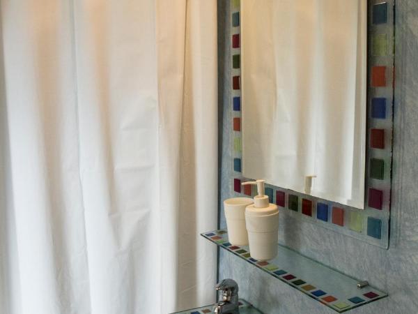 Grótta Northern Lights - Apartment & Rooms : photo 3 de la chambre chambre quadruple Économique avec salle de bains commune