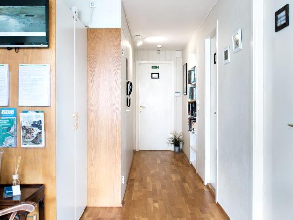 Grótta Northern Lights - Apartment & Rooms : photo 4 de la chambre chambre quadruple Économique avec salle de bains commune