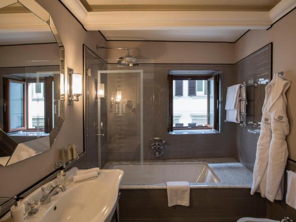 IL Tornabuoni The Unbound Collection by Hyatt : photo 7 de la chambre suite disposant de 2 lits queen-size