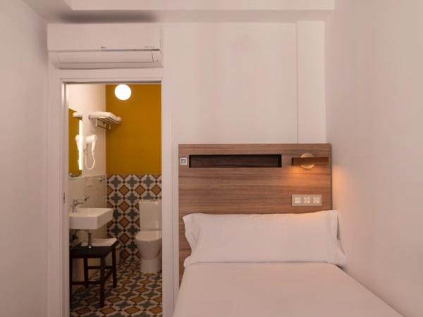 Hotel 19-30 Valencia : photo 8 de la chambre chambre simple avec salle de bains privative