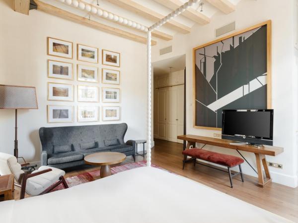 DO Plaa Reial powered by Sonder : photo 2 de la chambre suite lit king-size avec balcon