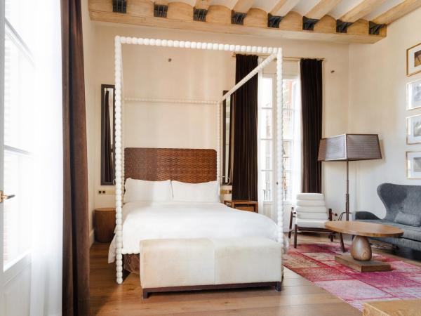 DO Plaa Reial powered by Sonder : photo 3 de la chambre suite lit king-size avec balcon