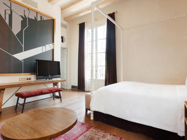 DO Plaa Reial powered by Sonder : photo 5 de la chambre suite lit king-size avec balcon