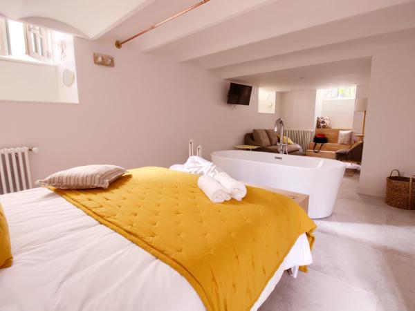 LES CORDERIES : photo 3 de la chambre chambre lit queen-size avec baignoire spa