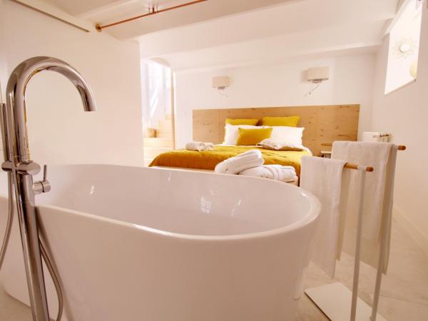 LES CORDERIES : photo 2 de la chambre chambre lit queen-size avec baignoire spa