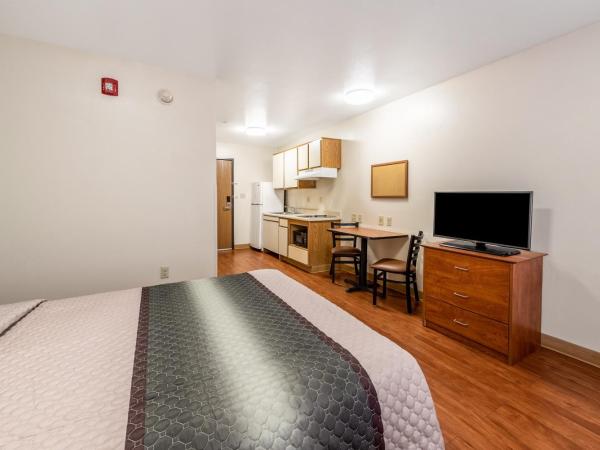 HomeTowne Studios by Red Roof Columbus : photo 6 de la chambre studio one double room disability access non-smoking    