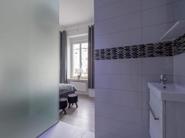 EXECUTIVE DOUBLE ROOM WITH EN-SUITE CITY CENTRE IN Guest House R1 : photo 1 de la chambre chambre double avec balcon