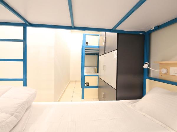 Blue Beds Hostel : photo 2 de la chambre bed in a/c mixed dorm with balcony & ensuite 2 bathrooms