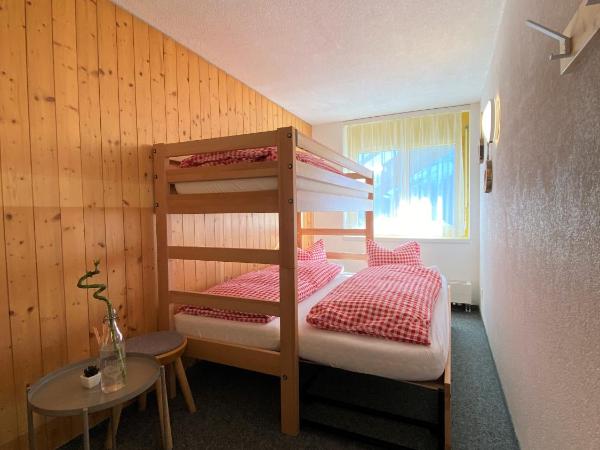 Berggasthaus First - Only Accessible by Cable Car : photo 2 de la chambre chambre multiple avec lit double gigogne