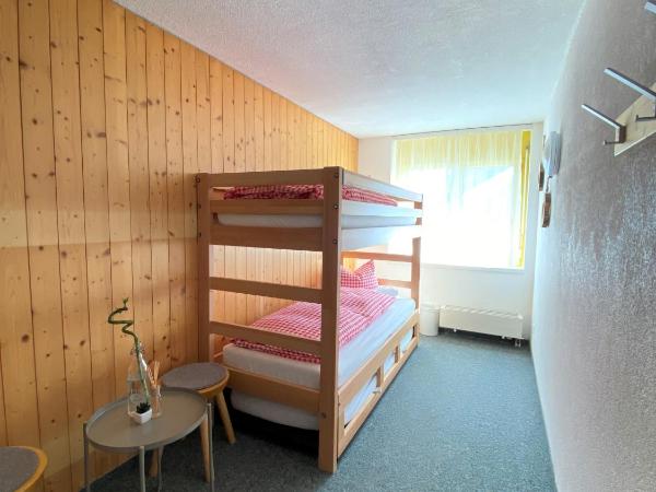 Berggasthaus First - Only Accessible by Cable Car : photo 1 de la chambre chambre multiple avec lit double gigogne