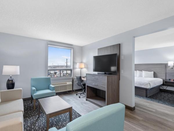 Emerald Hotel & Suites Calgary Airport : photo 2 de la chambre suite deluxe avec lit king-size