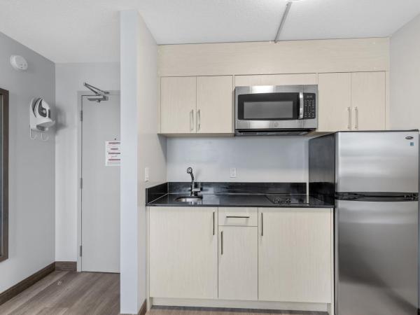 Emerald Hotel & Suites Calgary Airport : photo 3 de la chambre suite deluxe avec lit king-size