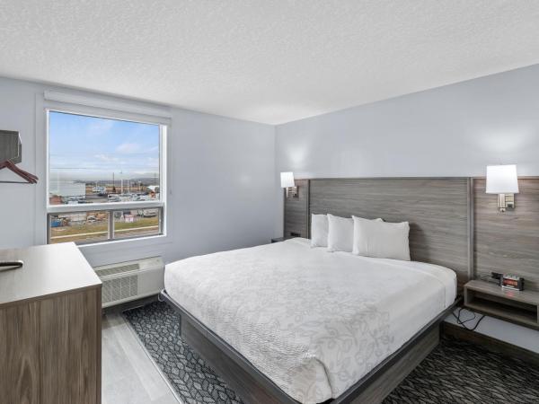 Emerald Hotel & Suites Calgary Airport : photo 1 de la chambre superior king room - disability access/roll-in shower - non smoking