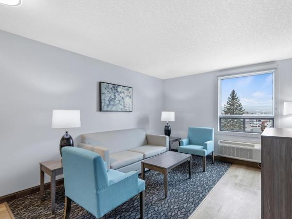 Emerald Hotel & Suites Calgary Airport : photo 1 de la chambre suite deluxe avec lit king-size