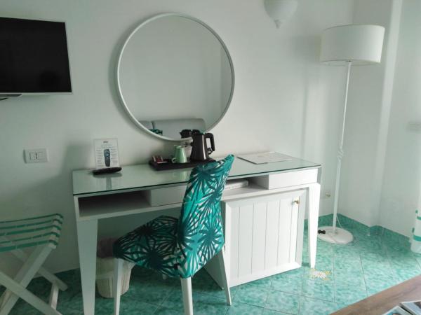 Relais Maresca Luxury Small Hotel & Terrace Restaurant : photo 7 de la chambre chambre familiale avec balcon et vue sur la mer