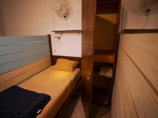 Hostel Lifespace- Garden Bungalow with Pods, CoWork & Cafe : photo 2 de la chambre lit simple dans dortoir pour femmes