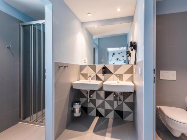 MEININGER Hotel Innsbruck Zentrum : photo 5 de la chambre chambre familiale