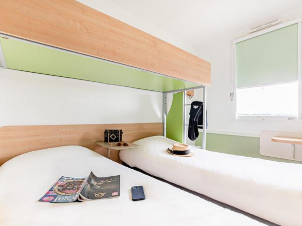 ibis budget Carcassonne Aéroport - A61 : photo 10 de la chambre chambre triple