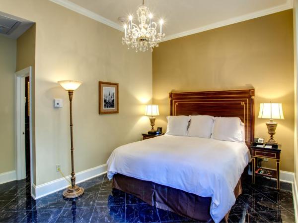 Hotel Mazarin : photo 2 de la chambre petite chambre lit king-size
