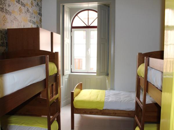 Meeting Hostel : photo 1 de la chambre lit simple dans dortoir à 6 lits