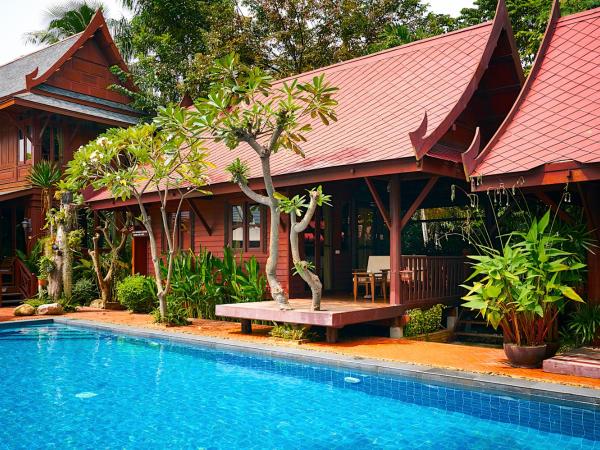Ruenkanok Thaihouse Resort : photo 6 de la chambre villa au bord de la piscine