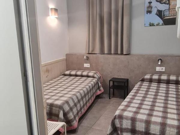 Pensión 45 : photo 3 de la chambre chambre lits jumeaux supérieure - vue sur ville