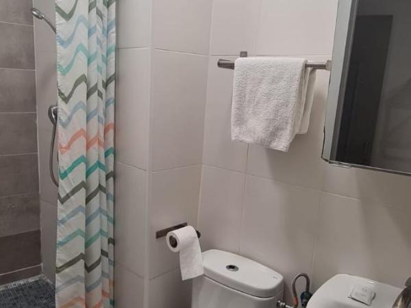 Pensión 45 : photo 4 de la chambre chambre lits jumeaux supérieure - vue sur ville