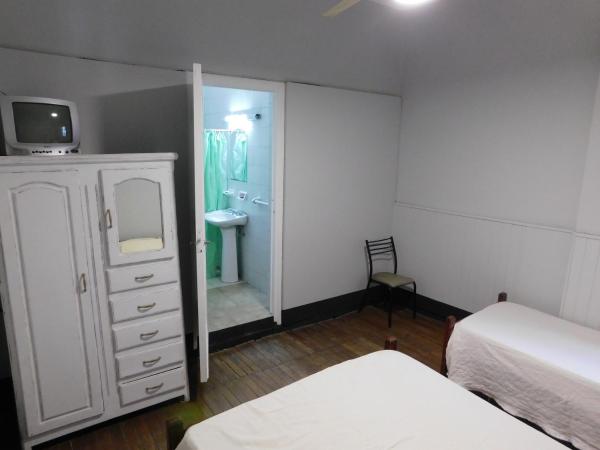 Hostal Vampayá : photo 3 de la chambre chambre triple avec salle de bains privative