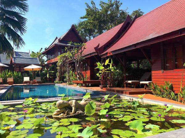 Ruenkanok Thaihouse Resort : photo 2 de la chambre villa au bord de la piscine