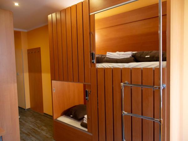 Do Step Inn Central - Self-Service-Hostel : photo 4 de la chambre chambre quadruple avec salle de bains commune