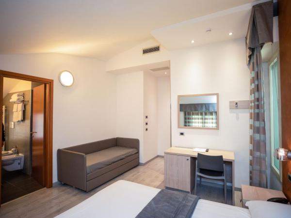 Hotel Gabbiano : photo 10 de la chambre chambre double supérieure - vue sur mer - occupation simple