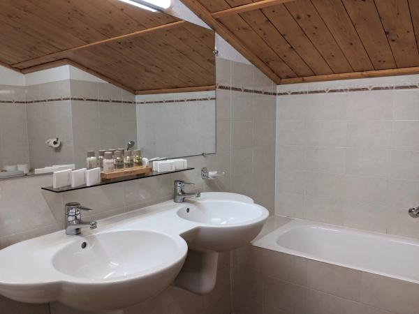 Hotel Les Arolles : photo 6 de la chambre chambre familiale - vue sur montagne