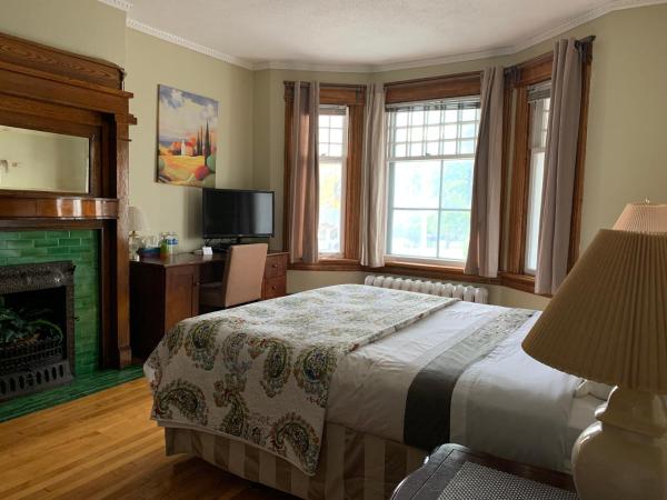 Rideau Inn : photo 1 de la chambre chambre avec lit queen-size et salle de bains externe privative