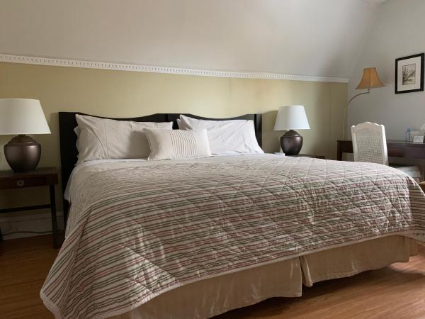 Rideau Inn : photo 2 de la chambre chambre avec lit queen-size et salle de bains externe privative