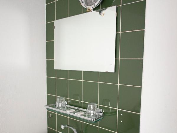 Hotel Internationaal : photo 2 de la chambre chambre double avec salle de bains privative