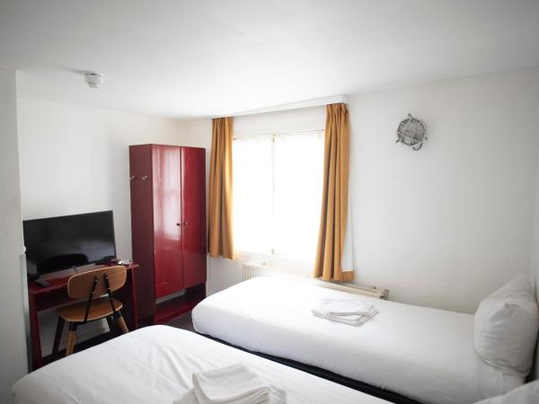 Hotel Internationaal : photo 4 de la chambre chambre lits jumeaux avec salle de bains commune