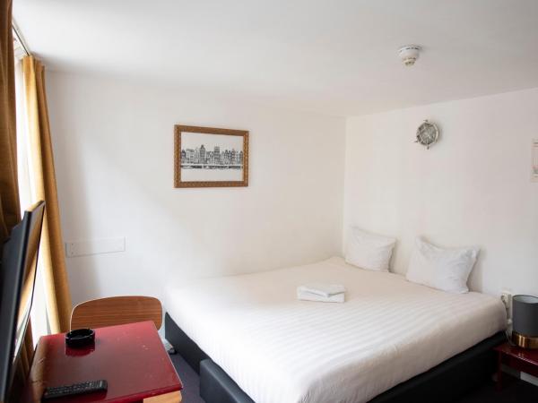 Hotel Internationaal : photo 3 de la chambre chambre double avec salle de bains commune