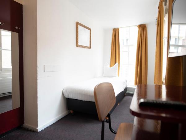 Hotel Internationaal : photo 8 de la chambre chambre triple avec salle de bains commune