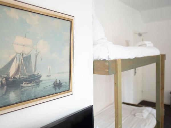 Hotel Internationaal : photo 10 de la chambre chambre quadruple avec salle de bains commune