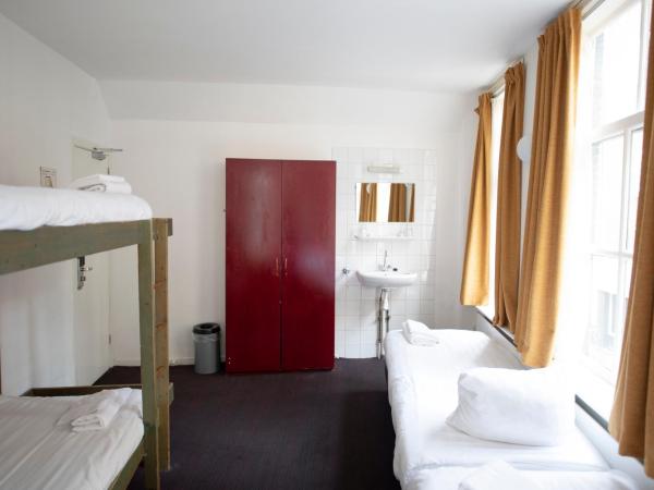Hotel Internationaal : photo 6 de la chambre chambre quadruple avec salle de bains commune